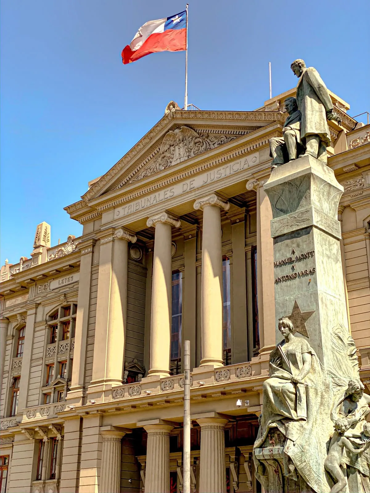 Palacio de los Tribunales de Justicia de Chile, con el monumento a Montt y Varas y la bandera chilena